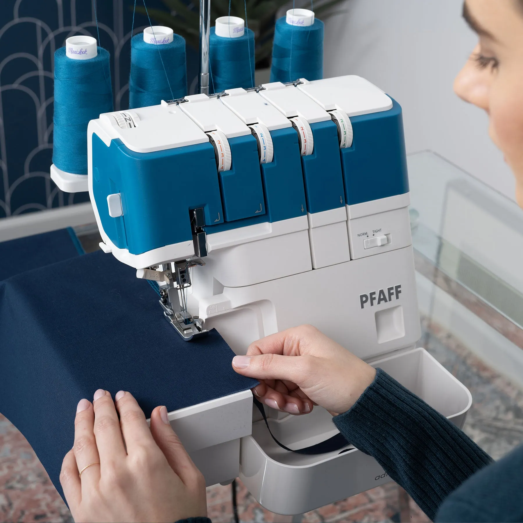 PFAFF® admire™ air 5000 Overlock Machine